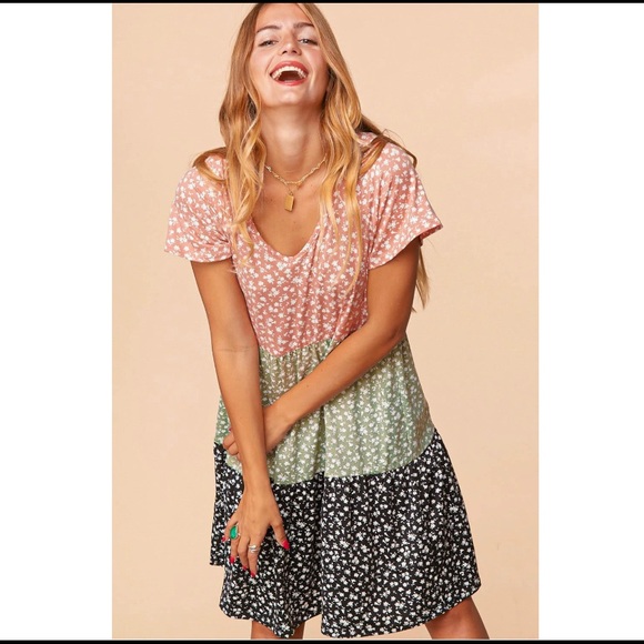 One Left!  ⭐️Host Pick⭐️ Blush and Sage Ditsy Floral V-Neck Swing Dress - Picture 2 of 4